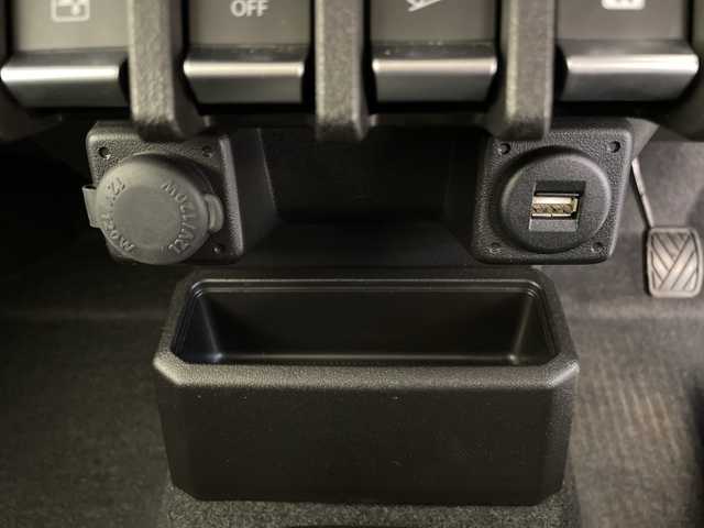 スズキ ジムニー シエラ JC 長野県 2019(平31)年 3.7万km ジャングルグリーン 4WD/5速MT/社外ディスプレイオーディオ(PVH-9300DVSZS)/クルーズコントロール/車線逸脱警報/衝突軽減ブレーキ/ダウンヒルアシストコントロール/前席シートヒーター/ステアリングスイッチ/ビルトインETC2.0/LEDヘッドライト/オートライト/フロントフォグランプ/電動格納ミラー/ウィンカーミラー/ドアミラーヒーター/純正15インチAW装着/純正ドアバイザー/プッシュスタート/スマートキー