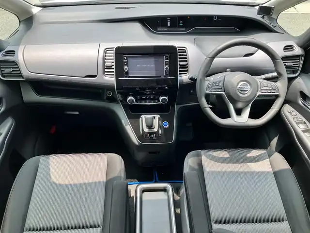 日産 セレナ e－パワー ハイウェイスター V 静岡県 2020(令2)年 3万km ブリリアントホワイトパール 2トーン エンジンスタートボタン/保証書/記録簿/パワーステアリング/パワーウィンドウ/アイドリングストップ/スマートキー/スペアキー１本/Wオートエアコン/クルーズコントロール/フリップダウンモニター/USB入力端子/純正ETC/純正ナビ（CD/DVD/BT/フルセグ）/全方位カメラ/純正フロアマット/純正アルミホイール/純正ドライブレコーダー前後/三列シート/両側パワースライドドア/ABS/横滑り防止装置/コーナーセンサー前後/オートライト/LEDヘッドライト/Wプラスサイドエアバック/衝突軽減システム