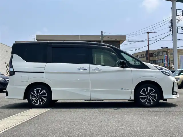 日産 セレナ e－パワー ハイウェイスター V 静岡県 2020(令2)年 3万km ブリリアントホワイトパール 2トーン エンジンスタートボタン/保証書/記録簿/パワーステアリング/パワーウィンドウ/アイドリングストップ/スマートキー/スペアキー１本/Wオートエアコン/クルーズコントロール/フリップダウンモニター/USB入力端子/純正ETC/純正ナビ（CD/DVD/BT/フルセグ）/全方位カメラ/純正フロアマット/純正アルミホイール/純正ドライブレコーダー前後/三列シート/両側パワースライドドア/ABS/横滑り防止装置/コーナーセンサー前後/オートライト/LEDヘッドライト/Wプラスサイドエアバック/衝突軽減システム