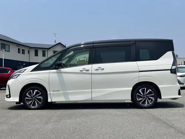 日産 セレナ e－パワー ハイウェイスター V 静岡県 2020(令2)年 3万km ブリリアントホワイトパール 2トーン エンジンスタートボタン/保証書/記録簿/パワーステアリング/パワーウィンドウ/アイドリングストップ/スマートキー/スペアキー１本/Wオートエアコン/クルーズコントロール/フリップダウンモニター/USB入力端子/純正ETC/純正ナビ（CD/DVD/BT/フルセグ）/全方位カメラ/純正フロアマット/純正アルミホイール/純正ドライブレコーダー前後/三列シート/両側パワースライドドア/ABS/横滑り防止装置/コーナーセンサー前後/オートライト/LEDヘッドライト/Wプラスサイドエアバック/衝突軽減システム
