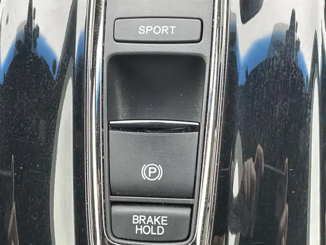ホンダ ヴェゼル ハイブリッド RS ホンダセンシング 佐賀県 2016(平28)年 8.3万km クリスタルブラックパール ホンダセンシング/　衝突軽減ブレーキ/　アダプティブクルーズコントロール/　先行車発進お知らせ機能/　路外逸脱抑制システム/　レーンキープアシストシステム/　リアクティブフォースペダル/　標識認識機能/純正メモリナビ/　CD　DVD　USB　HDMI　BT/バックカメラ/ドライブレコーダー/ビルトインETC/電子パーキング/ブレーキホールド機能/D＋N席シートヒーター/革巻きステアリング/ステアリングリモコン/純正18インチアルミホイール/純正LEDヘッドライト/ウィンカーミラー/ドアバイザ―/プッシュスタート