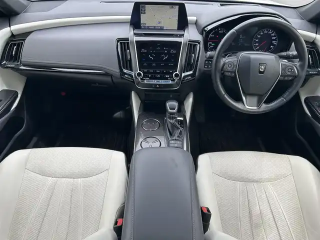 トヨタ クラウン ハイブリッド RS アドバンス 静岡県 2018(平30)年 11.7万km ホワイトパールクリスタルシャイン 純正ナビ/　フルセグTV/　Bluetooth/　CD/   DVD/　USB/　AUX/　AM/　FM/全方位カメラ/レーダークルーズコントロール/サンルーフ/デジタルインナーミラー/BSM（ブラインドスポットモニター）/HUD（ヘッドアップディスプレイ）/前席パワーシート/運転席シートメモリー/前席シートヒーター/前席エアシート/ステアリングヒーター/レザーシート/前後ドライブレコーダー/電動パーキングブレーキ/オートホールド/パーキングアシスト/ビルトインETC2.0/純正18インチアルミホイール/プッシュスタート/スマートキー/スペアキー/パワーステアリング/パワーウィンドウ/プリクラッシュ セーフティ/横滑り防止装置/前後コーナーセンサー/レーンキープアシスト/盗難防止装置/オートライト/オートマチックハイビーム/LEDヘッドライト/純正フロアマット/保証書/取扱説明書