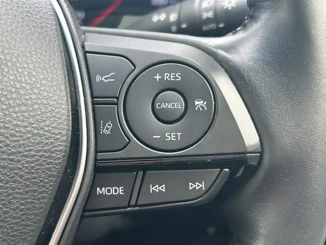 トヨタ クラウン ハイブリッド RS アドバンス 静岡県 2018(平30)年 11.7万km ホワイトパールクリスタルシャイン 純正ナビ/　フルセグTV/　Bluetooth/　CD/   DVD/　USB/　AUX/　AM/　FM/全方位カメラ/レーダークルーズコントロール/サンルーフ/デジタルインナーミラー/BSM（ブラインドスポットモニター）/HUD（ヘッドアップディスプレイ）/前席パワーシート/運転席シートメモリー/前席シートヒーター/前席エアシート/ステアリングヒーター/レザーシート/前後ドライブレコーダー/電動パーキングブレーキ/オートホールド/パーキングアシスト/ビルトインETC2.0/純正18インチアルミホイール/プッシュスタート/スマートキー/スペアキー/パワーステアリング/パワーウィンドウ/プリクラッシュ セーフティ/横滑り防止装置/前後コーナーセンサー/レーンキープアシスト/盗難防止装置/オートライト/オートマチックハイビーム/LEDヘッドライト/純正フロアマット/保証書/取扱説明書