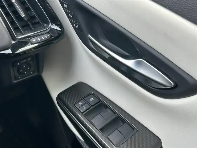トヨタ クラウン ハイブリッド RS アドバンス 静岡県 2018(平30)年 11.7万km ホワイトパールクリスタルシャイン 純正ナビ/　フルセグTV/　Bluetooth/　CD/   DVD/　USB/　AUX/　AM/　FM/全方位カメラ/レーダークルーズコントロール/サンルーフ/デジタルインナーミラー/BSM（ブラインドスポットモニター）/HUD（ヘッドアップディスプレイ）/前席パワーシート/運転席シートメモリー/前席シートヒーター/前席エアシート/ステアリングヒーター/レザーシート/前後ドライブレコーダー/電動パーキングブレーキ/オートホールド/パーキングアシスト/ビルトインETC2.0/純正18インチアルミホイール/プッシュスタート/スマートキー/スペアキー/パワーステアリング/パワーウィンドウ/プリクラッシュ セーフティ/横滑り防止装置/前後コーナーセンサー/レーンキープアシスト/盗難防止装置/オートライト/オートマチックハイビーム/LEDヘッドライト/純正フロアマット/保証書/取扱説明書
