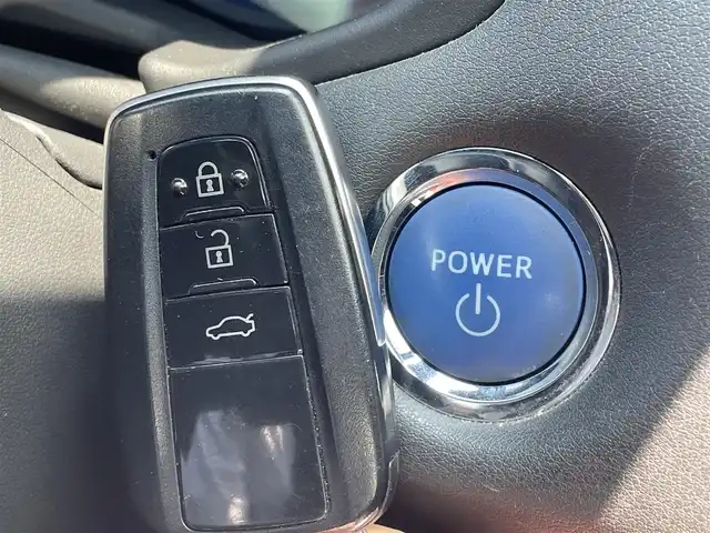 トヨタ クラウン ハイブリッド RS アドバンス 島根県 2021(令3)年 10.3万km プレシャスホワイトパール トヨタ セーフティ センス/・プリクラッシュセーフティ/・レーントレーシングアシスト/・レーンディパーチャーアラート/・ロードサインアシスト/・レーダークルーズコントロール/・オートマチックハイビーム/Apple car play/Mira cast/純正メモリナビ/CD/DVD/DTV/Bluetooth/パノラミックビューモニター/ビルトインETC2.0/前後ドライブレコーダー/レザーシート/前席パワーシート/前席シートヒーター/前席エアシート/デジタルインナーミラー/ブラインドスポットモニター/ヘッドアップディスプレイ/横滑り防止機能/純正18インチアルミホイール/スマートキー/LEDヘッドライト/パドルシフト/カーテンエアバック/リアクロストラフィックアラート/リヤカメラディクション/パーキングサポートブレーキ/TVキャンセラー/ステアリングヒーター/保証書/取扱説明書/スペアキー