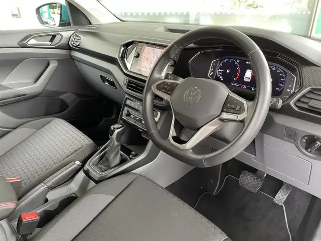 フォルクスワーゲン Ｔ－クロス TSI 1st 東京都 2020(令2)年 2万km ライトブルー 純正SDナビ（Discovery Media）/・Bluetoothオーディオ/USBオーディオ/オールインセーフティ/・アダプティブクルーズコントロール/・バックカメラ/・ブラインドスポットディテクション/・駐車支援システム/・コーナーセンサー（前後）/フルデジタルメーター/スマートフォンワイヤレスチャージング/取扱説明書/保証書/スペアキー1本