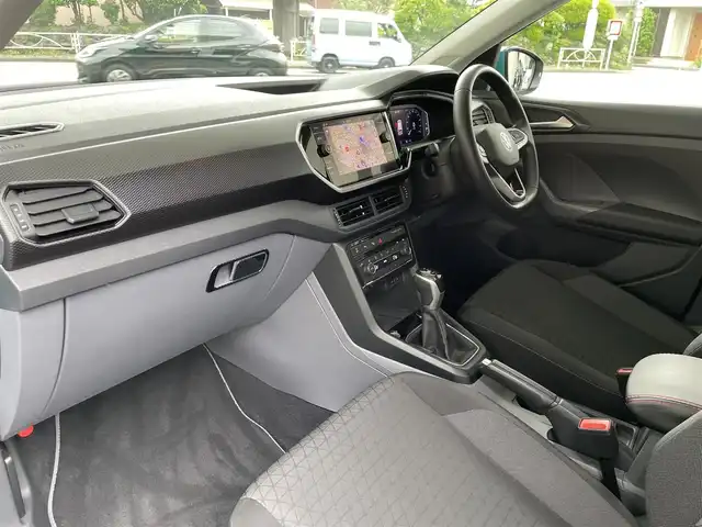 フォルクスワーゲン Ｔ－クロス TSI 1st 東京都 2020(令2)年 2万km ライトブルー 純正SDナビ（Discovery Media）/・Bluetoothオーディオ/USBオーディオ/オールインセーフティ/・アダプティブクルーズコントロール/・バックカメラ/・ブラインドスポットディテクション/・駐車支援システム/・コーナーセンサー（前後）/フルデジタルメーター/スマートフォンワイヤレスチャージング/取扱説明書/保証書/スペアキー1本