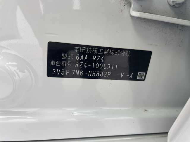 ホンダ ＺＲ－Ｖ ハイブリッド e:HEV Z 三重県 2023(令5)年 2.9万km プラチナホワイトパール Honda SENSING/●衝突軽減ブレーキ（CMBS）/●先行車発進お知らせ機能/●歩行者事故低減ステアリング/●路外逸脱抑制機能/●標識認識機能/●渋滞追従機能付アダプティブクルーズコントロール（ACC）/●車線維持支援システム（LKAS）/●トラフィックジャムアシスト（渋滞運転支援機能）/●ブラインドスポットインフォメーション/●誤発進抑制機能/●後方誤発進抑制機能/●近距離衝突軽減ブレーキ/●パーキングセンサーシステム/●後退出庫サポ―と/●アダプティブドライビングビーム/マルチビューカメラシステム/9型Honda CONNECTディスプレー/・ナビ/フルセグ/BT/スマホ連携/USB/ETC2.0車載器/ワイヤレス充電器/前後ドラレコ（DRH-224SD）/本革シート/D/Nパワーシート/運転席＆助手席シートヒーター/BOSEプレミアムサウンドシステム(12スピーカー)/ハンズフリーアクセスパワーテールゲート(予約クローズ機能付)/18インチアルミホイール(切削＋ベルリナブラック)/注：BSI後退出庫サポートレス