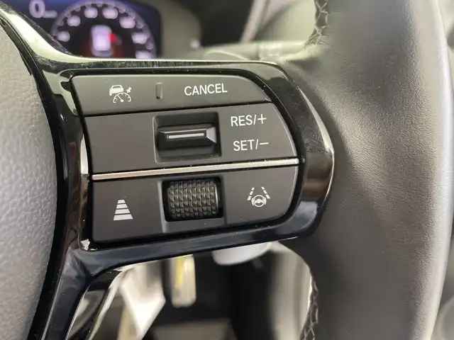 ホンダ ＺＲ－Ｖ ハイブリッド e:HEV Z 三重県 2023(令5)年 2.9万km プラチナホワイトパール Honda SENSING/●衝突軽減ブレーキ（CMBS）/●先行車発進お知らせ機能/●歩行者事故低減ステアリング/●路外逸脱抑制機能/●標識認識機能/●渋滞追従機能付アダプティブクルーズコントロール（ACC）/●車線維持支援システム（LKAS）/●トラフィックジャムアシスト（渋滞運転支援機能）/●ブラインドスポットインフォメーション/●誤発進抑制機能/●後方誤発進抑制機能/●近距離衝突軽減ブレーキ/●パーキングセンサーシステム/●後退出庫サポ―と/●アダプティブドライビングビーム/マルチビューカメラシステム/9型Honda CONNECTディスプレー/・ナビ/フルセグ/BT/スマホ連携/USB/ETC2.0車載器/ワイヤレス充電器/前後ドラレコ（DRH-224SD）/本革シート/D/Nパワーシート/運転席＆助手席シートヒーター/BOSEプレミアムサウンドシステム(12スピーカー)/ハンズフリーアクセスパワーテールゲート(予約クローズ機能付)/18インチアルミホイール(切削＋ベルリナブラック)/注：BSI後退出庫サポートレス