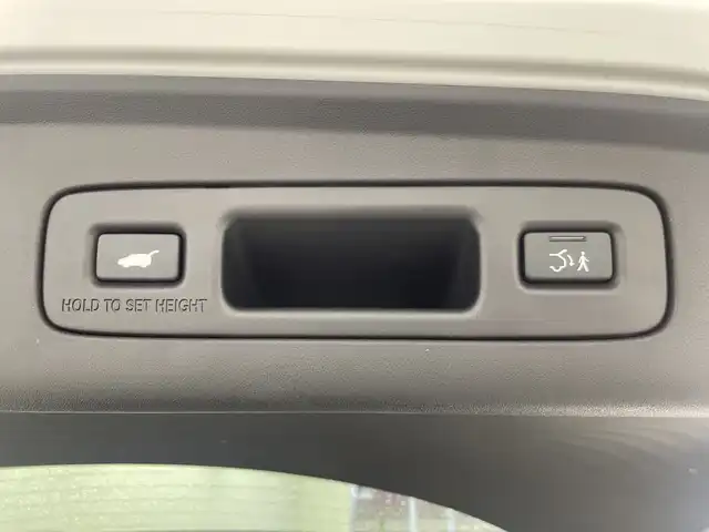 ホンダ ＺＲ－Ｖ ハイブリッド e:HEV Z 三重県 2023(令5)年 2.9万km プラチナホワイトパール Honda SENSING/●衝突軽減ブレーキ（CMBS）/●先行車発進お知らせ機能/●歩行者事故低減ステアリング/●路外逸脱抑制機能/●標識認識機能/●渋滞追従機能付アダプティブクルーズコントロール（ACC）/●車線維持支援システム（LKAS）/●トラフィックジャムアシスト（渋滞運転支援機能）/●ブラインドスポットインフォメーション/●誤発進抑制機能/●後方誤発進抑制機能/●近距離衝突軽減ブレーキ/●パーキングセンサーシステム/●後退出庫サポ―と/●アダプティブドライビングビーム/マルチビューカメラシステム/9型Honda CONNECTディスプレー/・ナビ/フルセグ/BT/スマホ連携/USB/ETC2.0車載器/ワイヤレス充電器/前後ドラレコ（DRH-224SD）/本革シート/D/Nパワーシート/運転席＆助手席シートヒーター/BOSEプレミアムサウンドシステム(12スピーカー)/ハンズフリーアクセスパワーテールゲート(予約クローズ機能付)/18インチアルミホイール(切削＋ベルリナブラック)/注：BSI後退出庫サポートレス