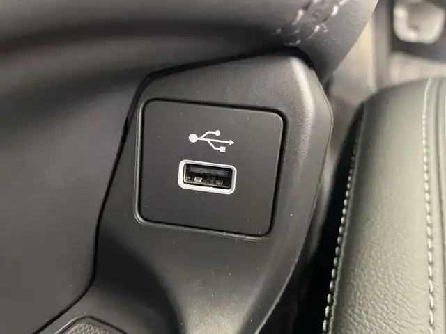 ホンダ ＺＲ－Ｖ ハイブリッド e:HEV Z 三重県 2023(令5)年 2.9万km プラチナホワイトパール Honda SENSING/●衝突軽減ブレーキ（CMBS）/●先行車発進お知らせ機能/●歩行者事故低減ステアリング/●路外逸脱抑制機能/●標識認識機能/●渋滞追従機能付アダプティブクルーズコントロール（ACC）/●車線維持支援システム（LKAS）/●トラフィックジャムアシスト（渋滞運転支援機能）/●ブラインドスポットインフォメーション/●誤発進抑制機能/●後方誤発進抑制機能/●近距離衝突軽減ブレーキ/●パーキングセンサーシステム/●後退出庫サポ―と/●アダプティブドライビングビーム/マルチビューカメラシステム/9型Honda CONNECTディスプレー/・ナビ/フルセグ/BT/スマホ連携/USB/ETC2.0車載器/ワイヤレス充電器/前後ドラレコ（DRH-224SD）/本革シート/D/Nパワーシート/運転席＆助手席シートヒーター/BOSEプレミアムサウンドシステム(12スピーカー)/ハンズフリーアクセスパワーテールゲート(予約クローズ機能付)/18インチアルミホイール(切削＋ベルリナブラック)/注：BSI後退出庫サポートレス