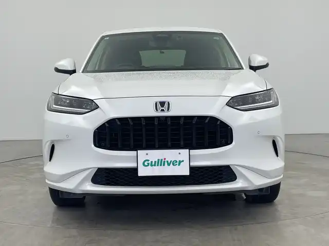 ホンダ ＺＲ－Ｖ ハイブリッド e:HEV Z 三重県 2023(令5)年 2.9万km プラチナホワイトパール Honda SENSING/●衝突軽減ブレーキ（CMBS）/●先行車発進お知らせ機能/●歩行者事故低減ステアリング/●路外逸脱抑制機能/●標識認識機能/●渋滞追従機能付アダプティブクルーズコントロール（ACC）/●車線維持支援システム（LKAS）/●トラフィックジャムアシスト（渋滞運転支援機能）/●ブラインドスポットインフォメーション/●誤発進抑制機能/●後方誤発進抑制機能/●近距離衝突軽減ブレーキ/●パーキングセンサーシステム/●後退出庫サポ―と/●アダプティブドライビングビーム/マルチビューカメラシステム/9型Honda CONNECTディスプレー/・ナビ/フルセグ/BT/スマホ連携/USB/ETC2.0車載器/ワイヤレス充電器/前後ドラレコ（DRH-224SD）/本革シート/D/Nパワーシート/運転席＆助手席シートヒーター/BOSEプレミアムサウンドシステム(12スピーカー)/ハンズフリーアクセスパワーテールゲート(予約クローズ機能付)/18インチアルミホイール(切削＋ベルリナブラック)/注：BSI後退出庫サポートレス