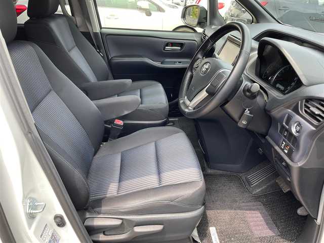 トヨタ ヴォクシー ZS 香川県 2015(平27)年 4.7万km 白 ワンオーナー/3列シート8人乗り/片側パワースライドドア/ナビ(NSZT-Y62G)/Bluetoothオーディオ/地デジ/ダウンサス/スマートキー2本/保証書/取扱説明書/アイドリングストップ/バックカメラ/純正フリップダウンモニター