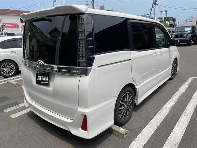 トヨタ ヴォクシー ZS 香川県 2015(平27)年 4.7万km 白 ワンオーナー/3列シート8人乗り/片側パワースライドドア/ナビ(NSZT-Y62G)/Bluetoothオーディオ/地デジ/ダウンサス/スマートキー2本/保証書/取扱説明書/アイドリングストップ/バックカメラ/純正フリップダウンモニター