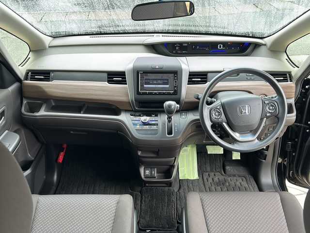 ホンダ フリード G ホンダセンシング 静岡県 2020(令2)年 4.5万km クリスタルブラックパール 純正ナビ/・CD/DVD/・FM/AM/・フルセグTV/・iPod/・SD/Music Rack/・USB/・Bluetooth/・AUX/主要装備/・バックカメラ/・両側パワースライドドア/・ドライブレコーダー/・ホンダセンシング/・横滑り防止装置/・衝突被害軽減ブレーキ/・レーンキープアシスト/・ＥＴＣ/・ハロゲンライト/・オートライト/・レーダークルーズコントロール/・純正フロアマット/・純正ホイールキャップ