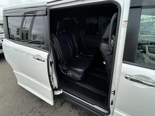 トヨタ ヴォクシー ZS 煌Ⅱ 宮城県 2020(令2)年 6.8万km ホワイトパールクリスタルシャイン モデリスタエアロ（F/S/R）/モデリスタマフラーカッター/セーフティセンス/・プリクラッシュセーフティ/・レーンディパーチャーアラート/・オートマチックハイビーム/先行車発進告知機能/インテリジェントクリアランスソナー/アルパイン12.8インチフリップダウンモニター/アルパイン11インチナビ（EX11NX）/・CD/DVD/・Bluetooth/・フルセグTV/バックカメラ/ビルトインETC/両側パワースライドドア/革調シートカバー/社外シフトノブ/革巻きステアリング/クルーズコントロール/LEDヘッドランプ/フォグランプ/オートライト/スマートキー＆プッシュスタート/電動格納ミラー/純正16インチAW/フロアマット/ドアバイザー/Wエアバッグ