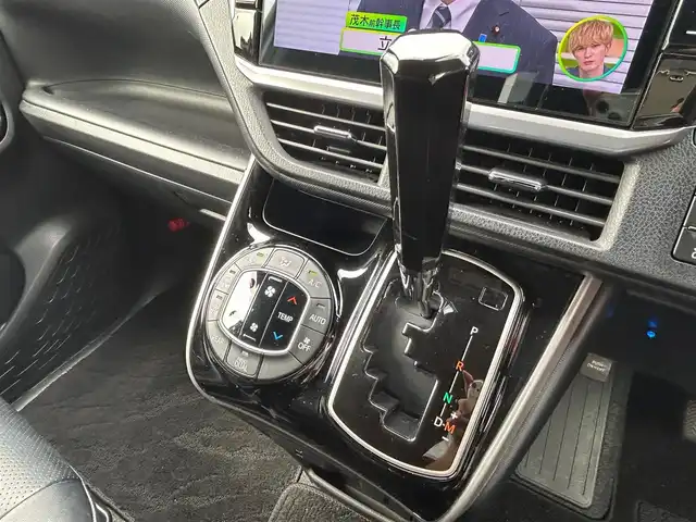 トヨタ ヴォクシー ZS 煌Ⅱ 宮城県 2020(令2)年 6.8万km ホワイトパールクリスタルシャイン モデリスタエアロ（F/S/R）/モデリスタマフラーカッター/セーフティセンス/・プリクラッシュセーフティ/・レーンディパーチャーアラート/・オートマチックハイビーム/先行車発進告知機能/インテリジェントクリアランスソナー/アルパイン12.8インチフリップダウンモニター/アルパイン11インチナビ（EX11NX）/・CD/DVD/・Bluetooth/・フルセグTV/バックカメラ/ビルトインETC/両側パワースライドドア/革調シートカバー/社外シフトノブ/革巻きステアリング/クルーズコントロール/LEDヘッドランプ/フォグランプ/オートライト/スマートキー＆プッシュスタート/電動格納ミラー/純正16インチAW/フロアマット/ドアバイザー/Wエアバッグ