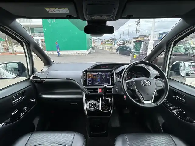 トヨタ ヴォクシー ZS 煌Ⅱ 宮城県 2020(令2)年 6.8万km ホワイトパールクリスタルシャイン モデリスタエアロ（F/S/R）/モデリスタマフラーカッター/セーフティセンス/・プリクラッシュセーフティ/・レーンディパーチャーアラート/・オートマチックハイビーム/先行車発進告知機能/インテリジェントクリアランスソナー/アルパイン12.8インチフリップダウンモニター/アルパイン11インチナビ（EX11NX）/・CD/DVD/・Bluetooth/・フルセグTV/バックカメラ/ビルトインETC/両側パワースライドドア/革調シートカバー/社外シフトノブ/革巻きステアリング/クルーズコントロール/LEDヘッドランプ/フォグランプ/オートライト/スマートキー＆プッシュスタート/電動格納ミラー/純正16インチAW/フロアマット/ドアバイザー/Wエアバッグ