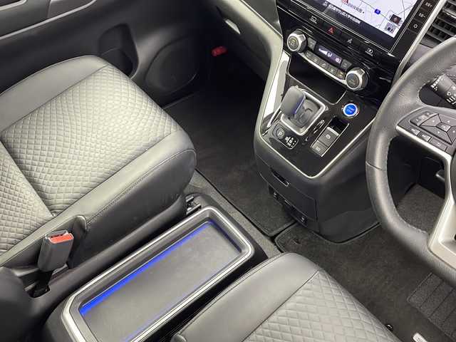 日産 セレナ e－パワー ハイウェイスター V 愛知県 2020(令2)年 3.4万km ダイヤモンドブラック /禁煙車//純正ナビ(MM520D-L)//フルセグTV//ブルーレイ視聴可//ETC//バックカメラ//アラウンドビューモニター//純正ドライブレコーダー//純正後席フリップダウンモニター//セーフティパックA//プロパイロット//エマージェンシーブレーキ//レーンディパーチャーウォーニング//ブラインドスポットモニター//リヤクロストラフィックアラート//踏み間違い防止//ふらつき警報//フロント&バックソナー//アダプティブLEDヘッドライト//オートライト//LEDフォグランプ//両側ハンズフリーパワースライドドア//スライドドアサンシェード//デュアルバックドア//ネオソフィール防水シート//前席シートヒーター//2列目超ロングスライドキャプテンシート//3列目スライドスマートアップシート//純正16インチアルミホイール//純正ドアバイザー//純正フロアマット//革巻きステアリング//ステアリングスイッチ//ステアリングヒーター//プッシュスタート//電動格納ミラーウィンカー//アイドリングストップ//電子パーキングブレーキ//ブレーキホールド//新車保証書・取扱説明書//スペアキー