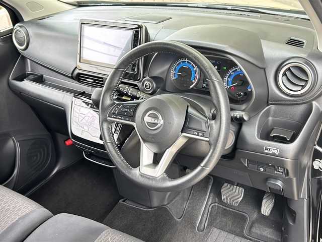 日産 デイズ ハイウェイスターX 静岡県 2024(令6)年 0.9万km ブラック 純正ディスプレイオーディオ/Bluetooth/ラジオ/HDMI/USB/Apple Carplay/Andoroid Auto/主要装備/・全方位カメラ　/・ドライブレコーダー　/・スマートキー　/・ＥＴＣ　/・純正ディスプレイオーディオ　/・アイドリングストップ　/・オートライト　/・ＳＯＳコール　/・ステアリングリモコン　/・プッシュスタート　/・フォグランプ　/・スペアキー/・純正アルミホイール/・純正フロアマット
