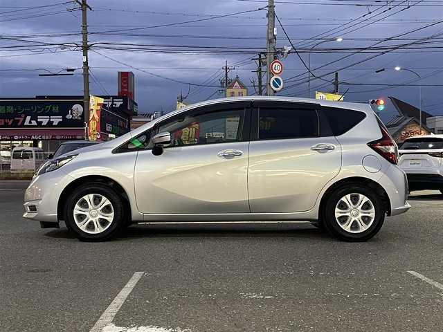 日産 ノート X 愛知県 2019(平31)年 2.5万km ブリリアントシルバー /禁煙/ワンオーナー//ディーラー整備記録簿R1.2.3.4.5.7//純正ナビ/フルセグ/BT//ETC//アイドリングストップ//車線逸脱防止機能//エンジンブレーキ//コーナーセンサー//プッシュスタート/スマートキー//電動格納ウィンカーミラー//ヘッドライトレベライザー//シートリフター//純正フロアマット//純正ドアバイザー//保証書