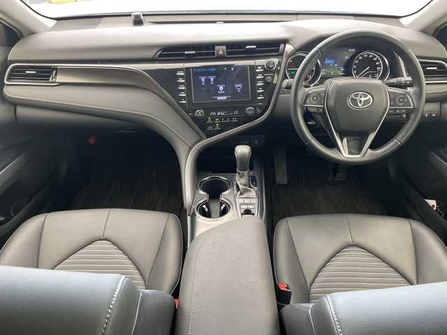 トヨタ カムリ WS 沖縄県 2019(令1)年 3.4万km シルバーM 禁煙車/純正SDナビ/（AM/FM/Bluetooth/CD/DVD/AUX）/フルセグTV/バックカメラ/ブラインドスポットモニター/レーンキープアシスト/純正ドライブレコーダー/クルーズコントロール（追従走行有り）/運転席パワーシート/ハーフレザーシート/パドルシフト/オートハイビーム/スマートキー/純正アルミホイール