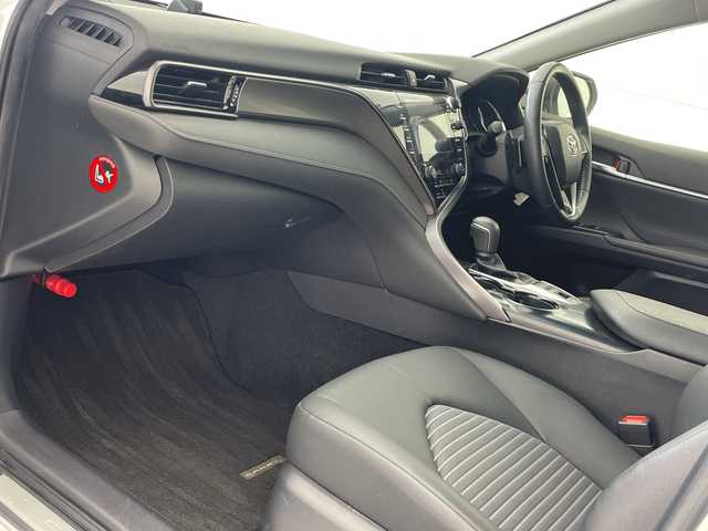 トヨタ カムリ WS 沖縄県 2019(令1)年 3.4万km シルバーM 禁煙車/純正SDナビ/（AM/FM/Bluetooth/CD/DVD/AUX）/フルセグTV/バックカメラ/ブラインドスポットモニター/レーンキープアシスト/純正ドライブレコーダー/クルーズコントロール（追従走行有り）/運転席パワーシート/ハーフレザーシート/パドルシフト/オートハイビーム/スマートキー/純正アルミホイール