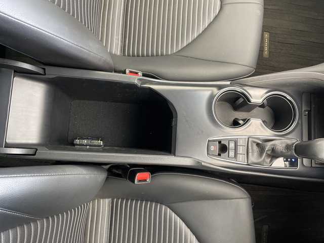 トヨタ カムリ WS 沖縄県 2019(令1)年 3.4万km シルバーM 禁煙車/純正SDナビ/（AM/FM/Bluetooth/CD/DVD/AUX）/フルセグTV/バックカメラ/ブラインドスポットモニター/レーンキープアシスト/純正ドライブレコーダー/クルーズコントロール（追従走行有り）/運転席パワーシート/ハーフレザーシート/パドルシフト/オートハイビーム/スマートキー/純正アルミホイール