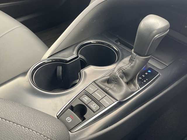 トヨタ カムリ WS 沖縄県 2019(令1)年 3.4万km シルバーM 禁煙車/純正SDナビ/（AM/FM/Bluetooth/CD/DVD/AUX）/フルセグTV/バックカメラ/ブラインドスポットモニター/レーンキープアシスト/純正ドライブレコーダー/クルーズコントロール（追従走行有り）/運転席パワーシート/ハーフレザーシート/パドルシフト/オートハイビーム/スマートキー/純正アルミホイール