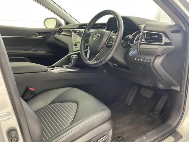 トヨタ カムリ WS 沖縄県 2019(令1)年 3.4万km シルバーM 禁煙車/純正SDナビ/（AM/FM/Bluetooth/CD/DVD/AUX）/フルセグTV/バックカメラ/ブラインドスポットモニター/レーンキープアシスト/純正ドライブレコーダー/クルーズコントロール（追従走行有り）/運転席パワーシート/ハーフレザーシート/パドルシフト/オートハイビーム/スマートキー/純正アルミホイール