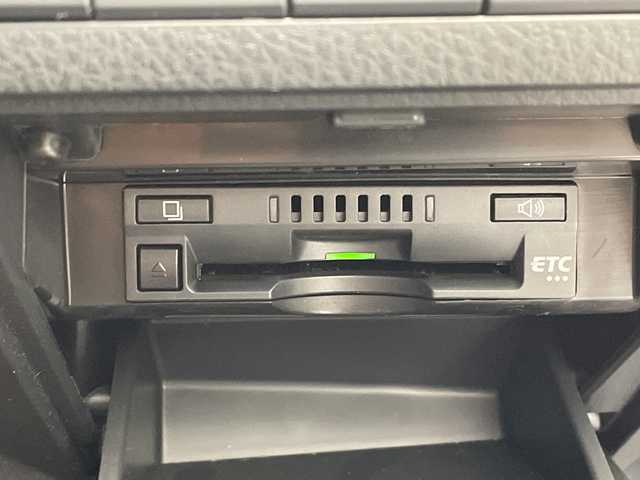 トヨタ カムリ WS 沖縄県 2019(令1)年 3.4万km シルバーM 禁煙車/純正SDナビ/（AM/FM/Bluetooth/CD/DVD/AUX）/フルセグTV/バックカメラ/ブラインドスポットモニター/レーンキープアシスト/純正ドライブレコーダー/クルーズコントロール（追従走行有り）/運転席パワーシート/ハーフレザーシート/パドルシフト/オートハイビーム/スマートキー/純正アルミホイール