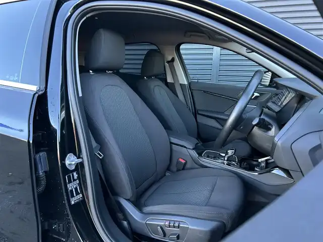 ＢＭＷ １１８ｄ プレイ エディションジョイ+ 茨城県 2021(令3)年 3.2万km 黒 コンフォートパッケージ /ドライビングアシスト /ACC /LDW /LCW /ナビ /Bカメラ /BT　/USB /リモート充電 /パワーシートメモリ付き /パークディスタンス /電動リアゲート /フットトランク /前後ドラレコ /純正17インチAW /ETC2.0 /禁煙車