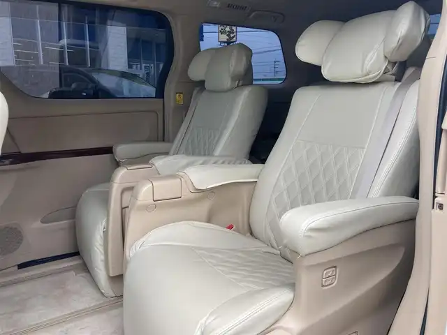 トヨタ アルファード 350S Cパッケージ 和歌山県 2010(平22)年 9.9万km ホワイトパールクリスタルシャイン (株)IDOMが運営する【じしゃロン和歌山店】の自社ローン専用車両になります。こちらは現金またはオートローンご利用時の価格です。自社ローンご希望の方は別途その旨お申付け下さい/【じしゃロン個店占有の為　落札禁止】/純正ナビ/フリップダウンモニター/両側パワースライドドア/パワーシート/シートカバー/オットマン/電動リアゲート/クルーズコントロール/純正18インチアルミホイール/純正フロアマット/横滑り防止装置/前後コーナーセンサー/ETC/カーテンエアバッグ/プッシュスタート/スマートキー