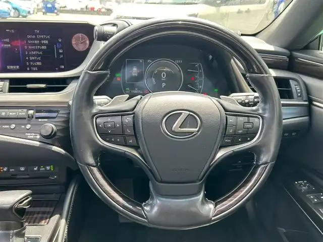 レクサス ＥＳ 300h バージョンL 宮城県 2019(平31)年 11.1万km ソニッククォーツ ムーンルーフ/セーフティシステムプラス/・プリクラッシュセーフティ/・レーントレーシングアシスト/・アダプティブハイビームシステム/・レーダークルーズコントロール/・ロードサインアシスト/・先行車発進告知機能/・ドライバー異常時対応システム/ブラインドスポットモニター/パーキングサポートブレーキ（静止物/後方接近車両/後方歩行者）/カラーヘッドアップディスプレイ/純正ナビ/・CD/DVD/・Bluetooth/・フルセグTV/パノラミックビューモニター/ビルトインETC2.0/ドライブレコーダー/AC100V/1500Wコンセント/パワートランクリッド/本革シート/ステアリングヒーター/シートヒーター/ベンチレーション/メモリー機能付パワーシート/電動リクライニングシート（後席）/電動サンシェード（リア）/手動サンシェード（リアドア）/3眼LEDヘッドライト/電動パーキングブレーキ/ブレーキホールド/スマートキー＆プッシュスタート/純正18インチAW/フロアマット/ドアバイザー