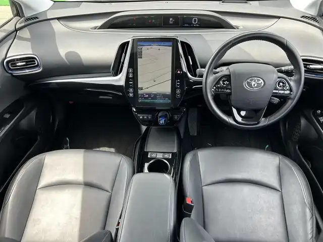 トヨタ プリウス A ツーリングセレクション 奈良県 2019(平31)年 6.7万km ホワイトパールクリスタルシャイン 純正１１．６インチナビ　/フルセグＴＶ　/BT/USB/AUX/iPod/バックカメラ　/ブラインドスポットモニター　/ヘッドアップディスプレイ　/幾何学調ルーフフィルム　/レザーシート　/シートヒーター/パワーシート　/ＥＴＣ２．０　/前後コーナーセンサー/純正17インチアルミホイール/純正フロアマット/衝突被害軽減システム/レーンキープアシスト/盗難防止装置/横滑り防止装置/LEDヘッドライト/オートライト/オートマチックハイビーム