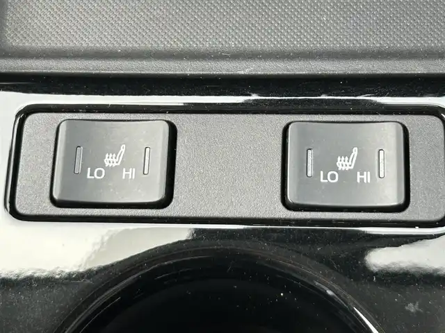 トヨタ プリウス A ツーリングセレクション 奈良県 2019(平31)年 6.7万km ホワイトパールクリスタルシャイン 純正１１．６インチナビ　/フルセグＴＶ　/BT/USB/AUX/iPod/バックカメラ　/ブラインドスポットモニター　/ヘッドアップディスプレイ　/幾何学調ルーフフィルム　/レザーシート　/シートヒーター/パワーシート　/ＥＴＣ２．０　/前後コーナーセンサー/純正17インチアルミホイール/純正フロアマット/衝突被害軽減システム/レーンキープアシスト/盗難防止装置/横滑り防止装置/LEDヘッドライト/オートライト/オートマチックハイビーム