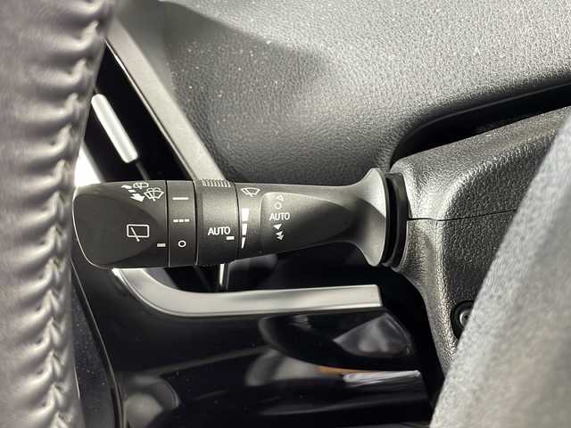 トヨタ プリウス A ツーリングセレクション 広島県 2019(平31)年 6.7万km ホワイトパールクリスタルシャイン 衝突被害軽減システム/レーンキープアシスト/純正１１．６インチナビ　/フルセグTV/Bluetooth/USB/AUX/iPod/バックカメラ　/ブラインドスポットモニター　/ヘッドアップディスプレイ　/幾何学調ルーフフィルム　/レザーシート　/シートヒーター/パワーシート　/ＥＴＣ２．０　/前後コーナーセンサー/純正17インチアルミホイール/純正フロアマット/盗難防止装置/横滑り防止装置/LEDヘッドライト/オートライト/オートマチックハイビーム/スマートキー/スペアキー