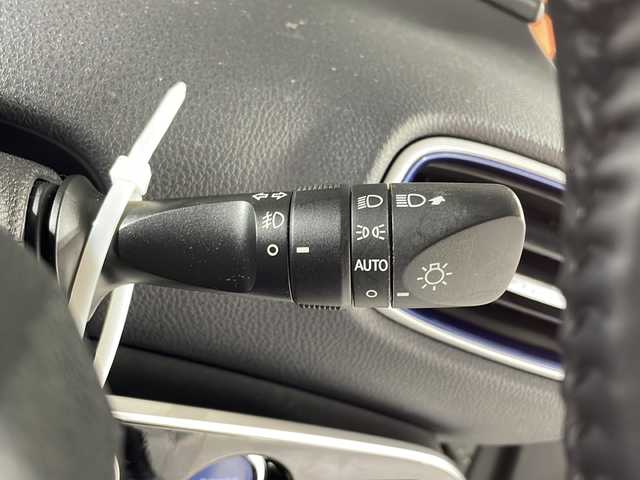 トヨタ プリウス A ツーリングセレクション 広島県 2019(平31)年 6.7万km ホワイトパールクリスタルシャイン 衝突被害軽減システム/レーンキープアシスト/純正１１．６インチナビ　/フルセグTV/Bluetooth/USB/AUX/iPod/バックカメラ　/ブラインドスポットモニター　/ヘッドアップディスプレイ　/幾何学調ルーフフィルム　/レザーシート　/シートヒーター/パワーシート　/ＥＴＣ２．０　/前後コーナーセンサー/純正17インチアルミホイール/純正フロアマット/盗難防止装置/横滑り防止装置/LEDヘッドライト/オートライト/オートマチックハイビーム/スマートキー/スペアキー