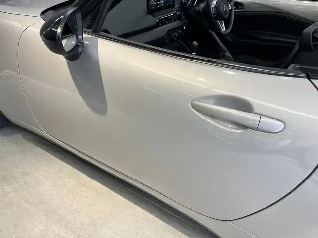 マツダ ロードスター 990S 東京都 2022(令4)年 2.4万km プラチナクォーツメタリック 特別仕様車990S/運転席フルバケットシート（オートエグゼ）/前輪ブレンボキャリパー/ディスプレイオーディオ/6速マニュアル/i-ACTIVSENSE/ブラインドスポットモニター/LEDオートマチックハイビーム/レーンキープアシスト/Rクリアランスソナー/純正16インチアルミホイール/オートライト/横滑り防止システム/ステアリングリモコン/USBポート/プッシュスタート/スマートキー/ビルトインETC/純正オーディオ/純正フロアマット