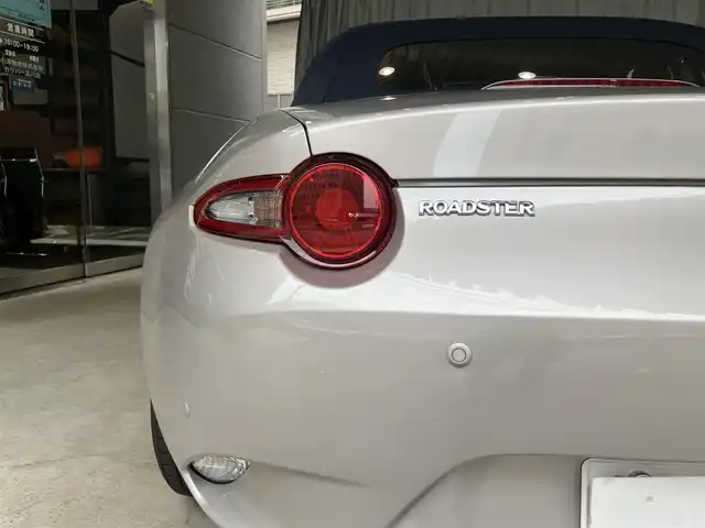 マツダ ロードスター 990S 東京都 2022(令4)年 2.4万km プラチナクォーツメタリック 特別仕様車990S/運転席フルバケットシート（オートエグゼ）/前輪ブレンボキャリパー/ディスプレイオーディオ/6速マニュアル/i-ACTIVSENSE/ブラインドスポットモニター/LEDオートマチックハイビーム/レーンキープアシスト/Rクリアランスソナー/純正16インチアルミホイール/オートライト/横滑り防止システム/ステアリングリモコン/USBポート/プッシュスタート/スマートキー/ビルトインETC/純正オーディオ/純正フロアマット