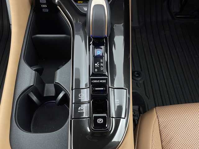 トヨタ クラウン スポーツ Z 新潟県 2024(令6)年 1.2万km グレー 4WD/禁煙車/12.3インチHDディスプレイオーディオ/フルセグ/USB/Bluetooth/コネクティッドナビ/パノラミックニューモニター/デジタルインナーミラー/パノラマルーフ/茶革シート/前席パワーシート/シートヒーター/ベンチレーション/ハンズフリーパワーバックドア/プリクラッシュセーフティ/レーンチェンジアシスト/レーダークルーズコントロール/アダプティブハイビームシステム/ドライバー異常時対応システム/ビルトインETC2.0/純正アルミ21インチ