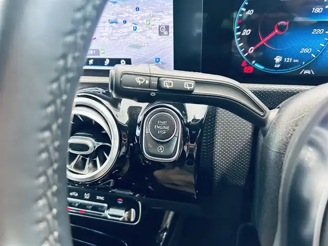 メルセデス・ベンツ Ａ２００ｄ AMGライン 大阪府 2020(令2)年 6.3万km コスモスブラック レザーエクスクルーシブP/レーダーセーフティP/ワンオーナー/HUD/ACC/黒革/メモリ付きパワーシート/シートヒーター/純正ナビ/TV/360度カメラ/ブラインドスポット/純正18インチAW/LEDヘッドライト/アンビエントライト/ワイヤレス充電