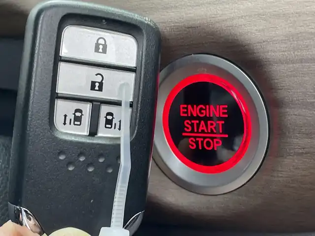 ホンダ フリード G ホンダセンシング 群馬県 2022(令4)年 2万km プラチナホワイトパール 純正９型ナビ　純正１２．８型後席モニター　バックカメラ　フルセグＴＶ　両側電動スライドドア　アダプティブクルーズコントロール　衝突被害軽減ブレーキ　レーンアシスト　ＬＥＤヘッドライト　ＥＴＣ　禁煙車