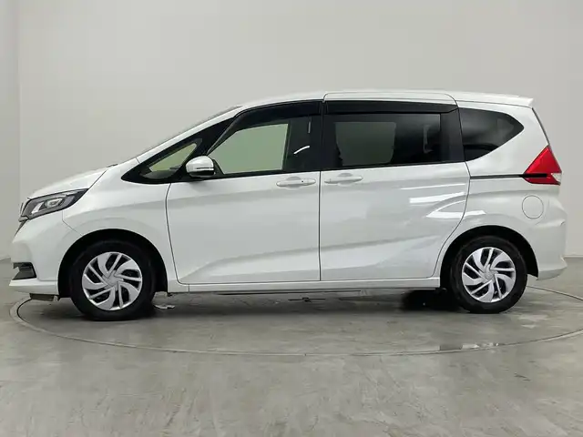 ホンダ フリード G ホンダセンシング 群馬県 2022(令4)年 2万km プラチナホワイトパール 純正９型ナビ　純正１２．８型後席モニター　バックカメラ　フルセグＴＶ　両側電動スライドドア　アダプティブクルーズコントロール　衝突被害軽減ブレーキ　レーンアシスト　ＬＥＤヘッドライト　ＥＴＣ　禁煙車