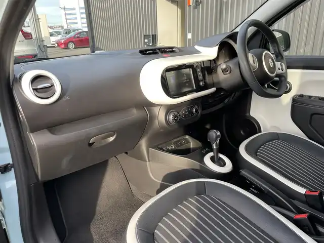 ルノー トゥインゴ インテンス 福島県 2021(令3)年 3.4万km ブルードラジェ 純正ディスプレイオーディオ/AppleCarPlay/バックカメラ/クルーズコントロール/ハーフレザーシート/シートヒーター/レーンキープ/ETC/LEDオートライト/前後ドライブレコーダー/アイドリングストップ/コーナーセンサー/純正16インチAW/リモコンキー/取扱説明書/保証書/スペアキー