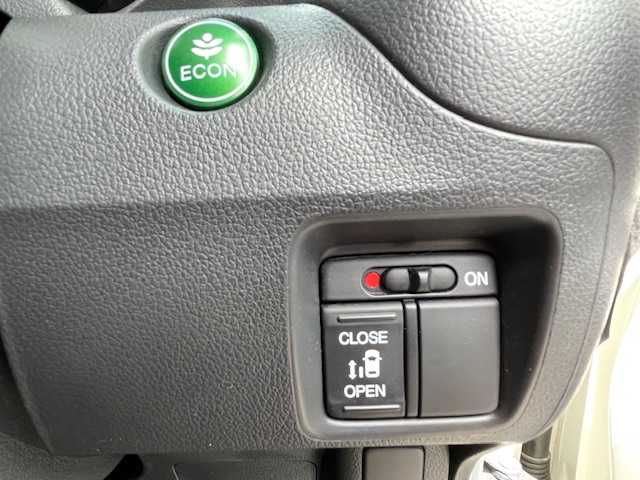 ホンダ Ｎ ＢＯＸ カスタム G Lパッケージ 富山県 2016(平28)年 9.4万km プレミアムホワイトパールⅡ (株)IDOMが運営する【じしゃロン富山店】の自社ローン専用車両になります。こちらは現金またはオートローンご利用時の価格です。自社ローンご希望の方は別途その旨お申し付け下さい/Stradaナビ/フルセグ/SD/CD/DVD/USB/Bluetooth/バックカメラ/片側パワースライドドア/ビルトインETC/横滑り防止/ステアリングスイッチ/リア席サンシェード/純正１４インチアルミホイール/HIDヘッドライト/オートライト/フォグランプ/ドアバイザー/プッシュスタート/スマートキー/スペアキー１本