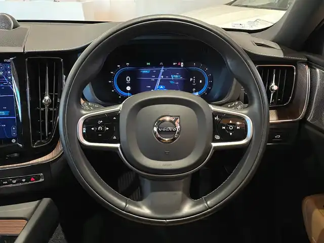 ボルボ ボルボ ＸＣ６０ B5 AWD インスクリプション 道央・札幌 2022(令4)年 1.7万km オニキスブラックP メタリックペイント/ラグジュアリーパッケージ/　・電動パノラマガラスサンルーフ/　・Bowers＆Wilkinsプレミアムサウンド/電子制御式4輪エアサスペンション/ヘッドアップディスプレイ/ナッパレザーシート/シートヒーター/シートベンチレーション/マッサージシート/Googleナビ/USB/BT/ワイヤレスチャージング/パワーテールゲート　
