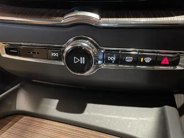ボルボ ボルボ ＸＣ６０ B5 AWD インスクリプション 道央・札幌 2022(令4)年 1.7万km オニキスブラックP メタリックペイント/ラグジュアリーパッケージ/　・電動パノラマガラスサンルーフ/　・Bowers＆Wilkinsプレミアムサウンド/電子制御式4輪エアサスペンション/ヘッドアップディスプレイ/ナッパレザーシート/シートヒーター/シートベンチレーション/マッサージシート/Googleナビ/USB/BT/ワイヤレスチャージング/パワーテールゲート　