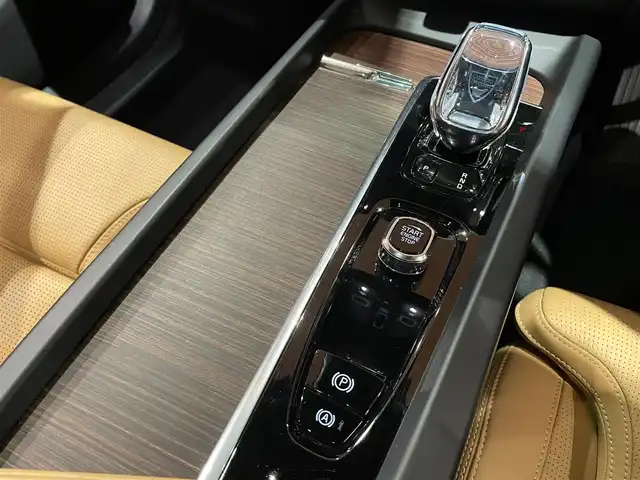 ボルボ ボルボ ＸＣ６０ B5 AWD インスクリプション 道央・札幌 2022(令4)年 1.7万km オニキスブラックP メタリックペイント/ラグジュアリーパッケージ/　・電動パノラマガラスサンルーフ/　・Bowers＆Wilkinsプレミアムサウンド/電子制御式4輪エアサスペンション/ヘッドアップディスプレイ/ナッパレザーシート/シートヒーター/シートベンチレーション/マッサージシート/Googleナビ/USB/BT/ワイヤレスチャージング/パワーテールゲート　