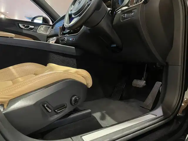 ボルボ ボルボ ＸＣ６０ B5 AWD インスクリプション 道央・札幌 2022(令4)年 1.7万km オニキスブラックP メタリックペイント/ラグジュアリーパッケージ/　・電動パノラマガラスサンルーフ/　・Bowers＆Wilkinsプレミアムサウンド/電子制御式4輪エアサスペンション/ヘッドアップディスプレイ/ナッパレザーシート/シートヒーター/シートベンチレーション/マッサージシート/Googleナビ/USB/BT/ワイヤレスチャージング/パワーテールゲート　